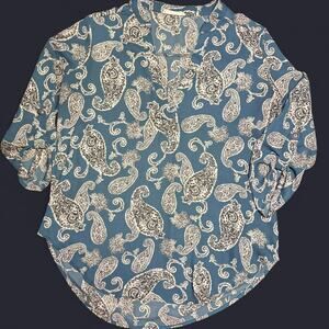 Bluegreen‎ and white paisley blouse
